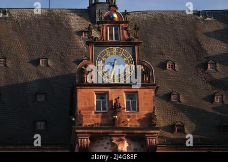 Große Uhr des Alten Rathauses in Marburg Hessen an Einem schönen Frühlingstag mit Klarem blauen Himmel Stockfoto