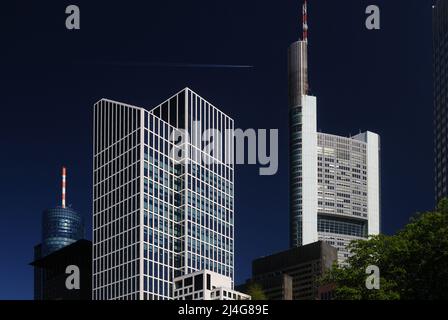 Blick vom Gallusanlage Park auf den berühmten Skyscraper im Finanzdistrikt in Frankfurt Hessen an Einem schönen Frühlingstag mit Klarem B Stockfoto