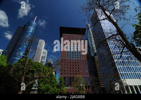 Von unten nach oben Blick von der Taunusanlage zum Skyscraper im Finanzdistrikt in Frankfurt Hessen an Einem schönen Frühlingstag mit Clea Stockfoto