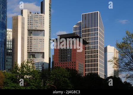 Blick von der Taunusanlage auf den Wolkenkratzer im Finanzdistrikt in Frankfurt Hessen an Einem schönen Frühlingstag mit Klarem blauen Himmel und Einer Fe Stockfoto