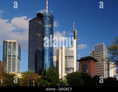 Blick von der Taunusanlage auf den Wolkenkratzer im Finanzdistrikt in Frankfurt Hessen an Einem schönen Frühlingstag mit Klarem blauen Himmel und Einer Fe Stockfoto