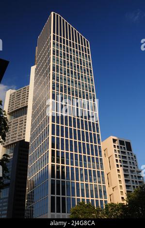 Von unten nach oben Blick vom Taunus-Turm im Finanzdistrikt in Frankfurt Hessen an Einem schönen Frühlingstag mit Klarem blauen Himmel Stockfoto