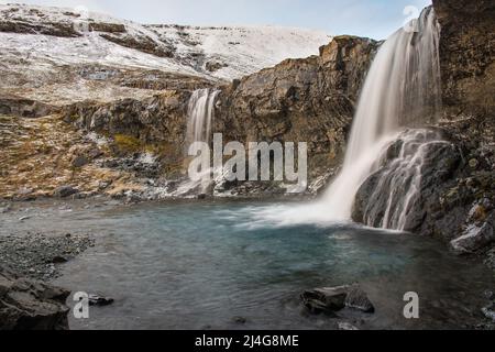 Wasserfall Skutafoss im Thorgeirsstadadalur-Tal in Ostisland an einem sonnigen Herbsttag Stockfoto