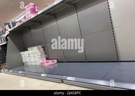 Leere Supermarktregale - wieder horten sie Toilettenpapier, aus Angst vor den Auswirkungen des Ukraine-Krieges horten immer mehr Menschen - jetzt wieder Toilettenpapier - das Ergebnis sind leere Regale in vielen Supermärkten. Stockfoto