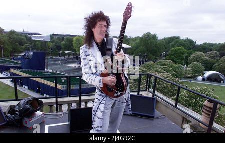 Datei-Foto vom 3/6/2002 von Brian May von Queen, die auf dem Dach des Buckingham Palace, London, probte, wo er die Nationalhymne für das Golden Jubilee Konzert der Queen aufführte. Brian May hat angedeutet, dass er im Juni im Rahmen der Feierlichkeiten zum Platin-Jubiläum der Königin auftreten könnte, um an Großbritanniens dienstältesten Monarchen zu erinnern.der 74-jährige Gitarrist der Rockband Queen war zuvor während des Goldenen Jubiläums 2002 auf das Dach des Buckingham Palace gekommen, um ein Gitarrensolo zu spielen Die Nationalhymne bei einem Popkonzert auf dem Palastgelände. Ausgabedatum: Freitag, 15. April 2022. Stockfoto