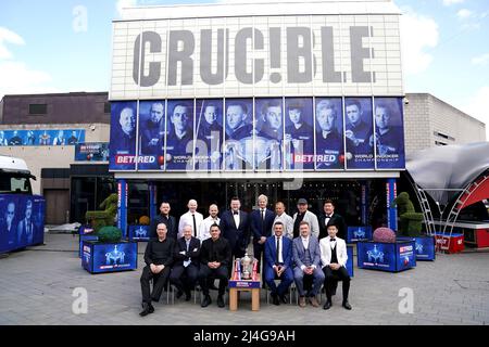 (Von hinten nach vorne, von links nach rechts) Mark Allen, Anthony McGill, Luca Brecel, Shaun Murphy, Neil Robertson, Barry Hawkins, Stuart Bingham, Yan Bingtao, Mark Williams, John Higgins, Ronnie O'Sullivan, Mark Selby, Kyren Wilson und Zhao Xinong während des Medientages im Crucible, Sheffield. Bilddatum: Freitag, 15. April 2022. Stockfoto