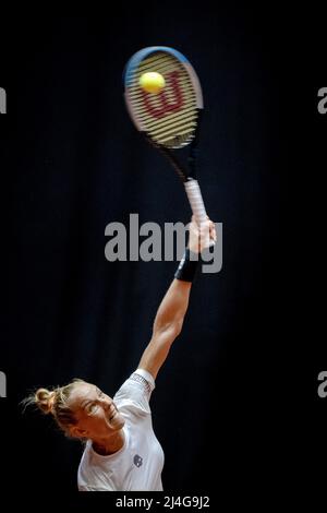 DEN Bosch - Aranxta Rus (Niederlande) im Einsatz gegen Nuria Parrizas (Spanien) im Einzelspiel der Qualifikationsrunde des Billie Jean King Cup. Die niederländischen Tennisspieler werden zwei Tage lang gegen Spanien spielen, in der Hoffnung, die Qualifikation zu erreichen. ANP SANDER KING Stockfoto