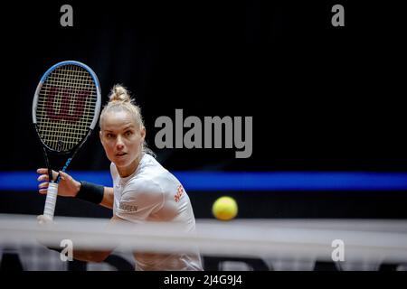 DEN Bosch - Aranxta Rus (Niederlande) im Einsatz gegen Nuria Parrizas (Spanien) im Einzelspiel der Qualifikationsrunde des Billie Jean King Cup. Die niederländischen Tennisspieler werden zwei Tage lang gegen Spanien spielen, in der Hoffnung, die Qualifikation zu erreichen. ANP SANDER KING Stockfoto