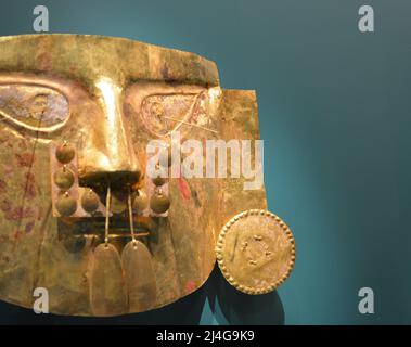 SICAN Goldmaske, Grab I Huaca Loro, Batan Grande Peru, Museum of Fine Arts Houston Stockfoto