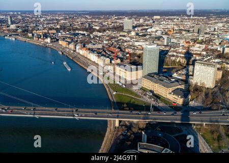 Blick über die Düsseldorfer Innenstadt, Rheinkniebrücke über den Rhein, Altstadt, Nordrhein-Westfalen, Deutschland, Stockfoto