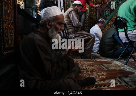 Srinagar, Kaschmir, Indien. 15. April 2022. Ein älterer Mann betet im Schrein von Khanqah-e-Moula, auch bekannt als Shah-e-Hamadan R.A Moschee und Khanqah, während des heiligen Monats Ramadhan in Srinagar, dem von Indien verwalteten Kaschmir. (Bild: © Adil Abbas/ZUMA Press Wire) Bild: ZUMA Press, Inc./Alamy Live News Stockfoto