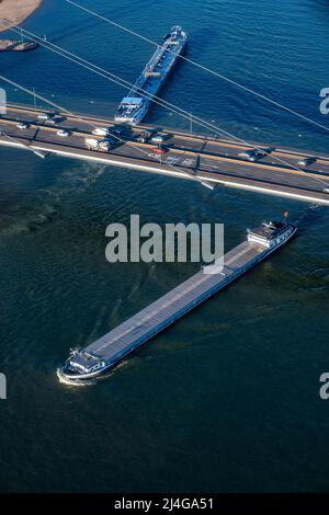 Frachtschiff, Binnenschiff, auf dem Rhein bei Düsseldorf, Rheinkniebrücke, NRW, Deutschland, Stockfoto