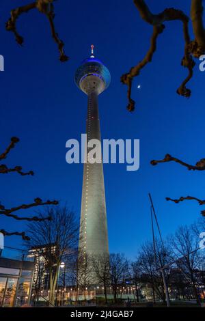 Rheinturm, Abend, Mond, Düsseldorf, NRW, Deutschland, Stockfoto