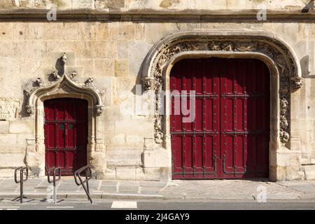 Alte Eingangstüren des 'Musée de Cluny' mit den geschnitzten Steinbögen (Cluny Museum, Nationalmuseum des Mittelalters) - Hôtel de Cluny - Paris Stockfoto