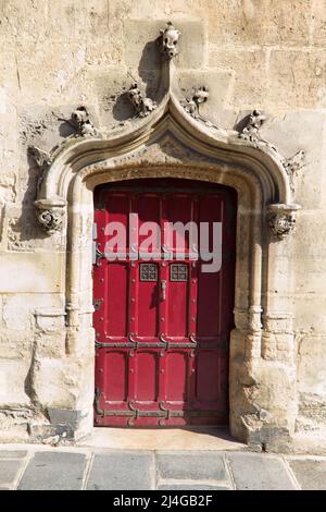 Alte Eingangstür des 'Musée de Cluny' mit den geschnitzten Steinbögen (Cluny Museum, Nationalmuseum des Mittelalters) - Hôtel de Cluny - Paris Stockfoto