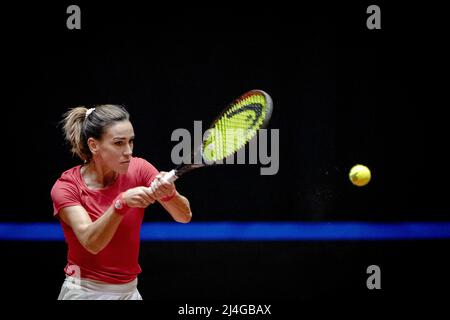 DEN Bosch - Nuria Parrizas (Spanien) im Einsatz gegen Aranxta Rus (Niederlande) im Einzelspiel der Qualifikationsrunde des Billie Jean King Cup. Die niederländischen Tennisspieler werden zwei Tage lang gegen Spanien spielen, in der Hoffnung, die Qualifikation zu erreichen. ANP SANDER KING Stockfoto