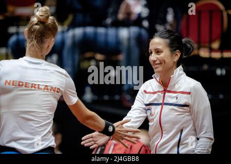 DEN Bosch -Aranxta Rus (Niederlande) und Trainerin Elise Tamaela im Einzelspiel der Qualifikationsrunde des Billie Jean King Cup. Die niederländischen Tennisspieler werden zwei Tage lang gegen Spanien spielen, in der Hoffnung, die Qualifikation zu erreichen. ANP SANDER KING Stockfoto