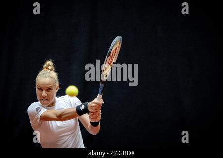 DEN Bosch - Aranxta Rus (Niederlande) im Einsatz gegen Nuria Parrizas (Spanien) im Einzelspiel der Qualifikationsrunde des Billie Jean King Cup. Die niederländischen Tennisspieler werden zwei Tage lang gegen Spanien spielen, in der Hoffnung, die Qualifikation zu erreichen. ANP SANDER KING Stockfoto