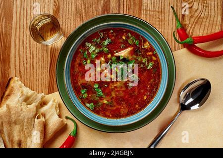 Würziger Shurpa mit Lamm, Gemüse und Gemüse serviert mit Fladenbrot und Chacha Stockfoto