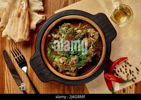 Georgische Kalbschakapuli mit frischem Gemüse in Tonketsi serviert Stockfoto