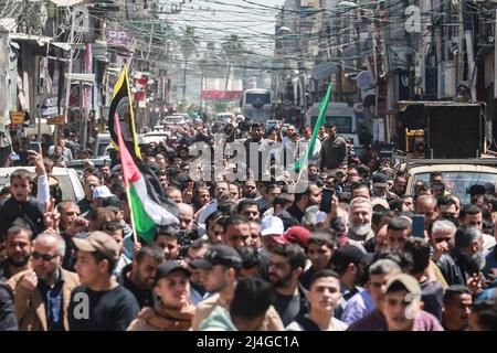 Gaza-Stadt, Palästinensische Gebiete. 15. April 2022. Anhänger der palästinensischen Hamas und der islamischen Dschihad-Bewegungen nehmen nach dem Freitagsgebet in Gaza-Stadt an einer Demonstration Teil, um ihre Unterstützung für die Al-Aqsa-Moschee in Jerusalem zu zeigen. Nachdem das jüdische Passahfest und das christliche Ostern den heiligen Monat Ramadan der Muslime überlappen, wurden am Freitag in Jerusalem, drei Wochen nach einer Welle blutiger Gewalt in Israel und im Westjordanland, mehr als 150 Menschen verletzt, nachdem es zu Zusammenstößen zwischen israelischen Sicherheitskräften und Palästinensern gekommen war. Kredit: Mohammed Talatene/dpa/Alamy Live Nachrichten Stockfoto