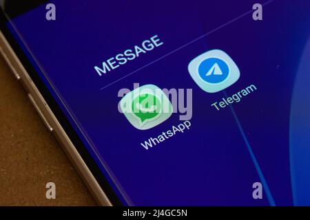 WhatsApp- und Telegram-Anwendungssymbole auf dem Smartphone-Bildschirm. Beliebte Messaging-Apps. Afyonkarahisar, Türkei - 15. April 2022. Stockfoto