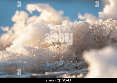 Schnee schmilzt in der Nahaufnahme des Frühlings Stockfoto