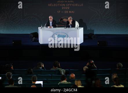 Paris, Frankreich. 14. April 2022. Pierre Lescure (R), Präsident der Filmfestspiele von Cannes, und der Generaldelegierte Thierry Fremaux nehmen am 14. April 2022 an einer Pressekonferenz in Paris, Frankreich, Teil. Die offizielle Auswahl für die Ausgabe 75. der Filmfestspiele von Cannes wurde am Donnerstag im Rahmen einer Pressekonferenz in Paris bekannt gegeben, bei der 18 Filme ausgewählt wurden, die um die Palme d'Or konkurrieren sollen. Das diesjährige Filmfestival beginnt am 17. Mai. Die Preisverleihung findet am 28. Mai zum Abschluss des Festivals statt. Kredit: Gao Jing/Xinhua/Alamy Live Nachrichten Stockfoto