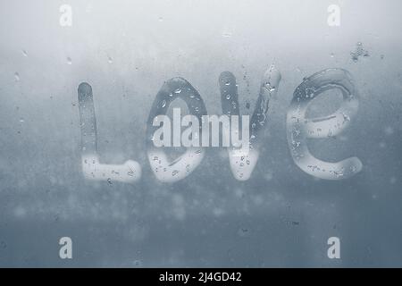 Das Wort LIEBE auf dem beschlagenen Glas geschrieben Stockfoto