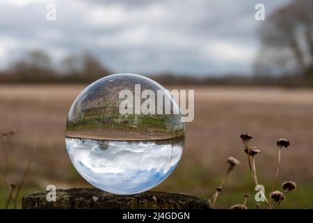 Die wunderschöne englische Landschaft spiegelte sich kopfüber in einer Kristallkugel wider Stockfoto