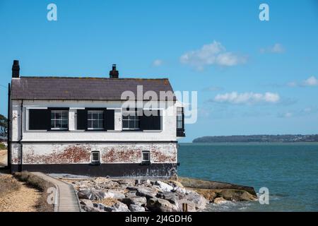 The Watch House in Lepe Hampshire England ein ehemaliges Bootshaus, das von Küstenwachoffizieren auf der Suche nach Schmugglern genutzt wurde Stockfoto