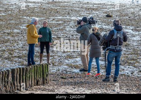 John Craven wird für Countryfile am Strand im Lepe Country Park Hampshire England gedreht Stockfoto