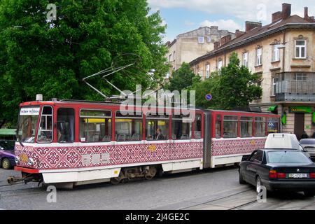 Straßenbahn, Verkehr und Menschen auf der Stadtstraße, Lemberg, Ukraine Stockfoto
