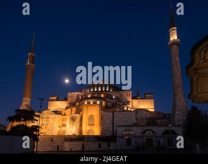 Beleuchtete Hagia Sophia (Edle Hagia Sophia große Moschee), ein internationales kulturelles Wahrzeichen und eine der beliebtesten Touristenattraktionen in ISTA Stockfoto