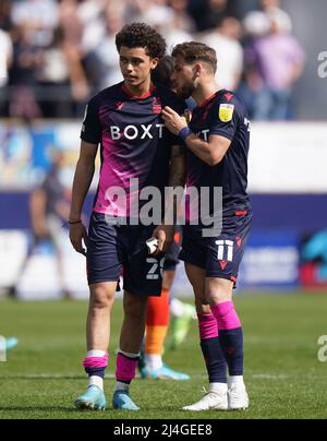 Brennan Johnson (links) und Philip Zinckernagel von Nottingham Forest nach dem Sky Bet Championship-Spiel in der Kenilworth Road, Luton. Bilddatum: Freitag, 15. April 2022. Stockfoto