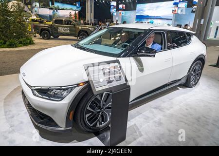 Die Leute sehen sich ein elektrisches Kia EV6-Auto an, das auf der Presseinterview der International Auto Show im Jacob Javits Convention Center in New York City ausgestellt ist. Der NYIAS kehrt zurück, nachdem er wegen der Covid-19-Pandemie für zwei Jahre abgesagt wurde. (Foto von Ron Adar / SOPA Images/Sipa USA) Stockfoto