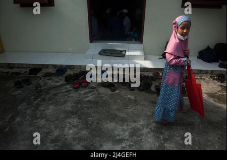 Muslimische Asylsuchende Kinder, die am 15. April 2022 in Medan, Provinz Nord-Sumatra, Indonesien, die Blitzinternat-Bildung während des heiligen Monats Ramadan besuchen, werden gesehen. Mit dieser einwöchigen Ausbildung hofft die Internationale Organisation für Migration durch die Geutanyoe-Nichtregierungsorganisation, bis zu 60 Teilnehmer des Flash-Internats, nämlich Generationen von Asylbewerbern aus Myanmar, Afghanistan und Birma in Indonesien, durch eine nichtformale Ausbildung auszustatten, bevor sie Asyl aus anderen Ländern erhalten, Sagte der Koordinator der SPEC Stockfoto