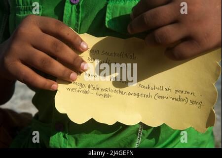 Muslimische Asylsuchende Kinder, die am 15. April 2022 in Medan, Provinz Nord-Sumatra, Indonesien, die Blitzinternat-Bildung während des heiligen Monats Ramadan besuchen, werden gesehen. Mit dieser einwöchigen Ausbildung hofft die Internationale Organisation für Migration durch die Geutanyoe-Nichtregierungsorganisation, bis zu 60 Teilnehmer des Flash-Internats, nämlich Generationen von Asylbewerbern aus Myanmar, Afghanistan und Birma in Indonesien, durch eine nichtformale Ausbildung auszustatten, bevor sie Asyl aus anderen Ländern erhalten, Sagte der Koordinator der SPEC Stockfoto