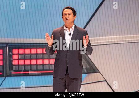 Jose Munoz, Präsident/CEO von Hyundai Motor America, spricht während der Pressekonferenz zur Internationalen Auto Show im Jacob Javits Convention Center in New York City. Der NYIAS kehrt zurück, nachdem er wegen der Covid-19-Pandemie für zwei Jahre abgesagt wurde. (Foto von Ron Adar / SOPA Images/Sipa USA) Stockfoto