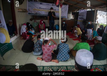 Muslimische Asylsuchende Kinder, die am 15. April 2022 in Medan, Provinz Nord-Sumatra, Indonesien, die Blitzinternat-Bildung während des heiligen Monats Ramadan besuchen, werden gesehen. Mit dieser einwöchigen Ausbildung hofft die Internationale Organisation für Migration durch die Geutanyoe-Nichtregierungsorganisation, bis zu 60 Teilnehmer des Flash-Internats, nämlich Generationen von Asylbewerbern aus Myanmar, Afghanistan und Birma in Indonesien, durch eine nichtformale Ausbildung auszustatten, bevor sie Asyl aus anderen Ländern erhalten, Sagte der Koordinator der SPEC Stockfoto