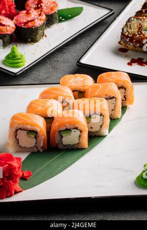 Philadelphia Sushi-Rollen mit Gurke Stockfoto