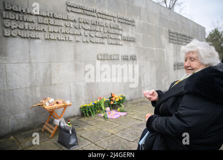 Bergen, Deutschland. 15. April 2022. Anastasia Gulej aus Kiew besucht das KZ-Denkmal Berge-Belsen. Der Überlebende der Lager Auschwitz, Buchenwald und Bergen-Belsen musste vor dem Krieg im hohen Alter aus der Ukraine nach Deutschland fliehen. Quelle: Julian Stratenschulte/dpa/Alamy Live News Stockfoto