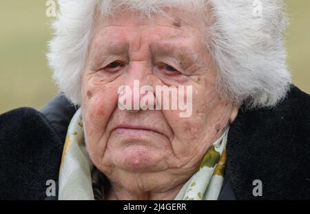 Bergen, Deutschland. 15. April 2022. Anastasia Gulej aus Kiew besucht das KZ-Denkmal Berge-Belsen. Der Überlebende der Lager Auschwitz, Buchenwald und Bergen-Belsen musste vor dem Krieg im hohen Alter aus der Ukraine nach Deutschland fliehen. Quelle: Julian Stratenschulte/dpa/Alamy Live News Stockfoto