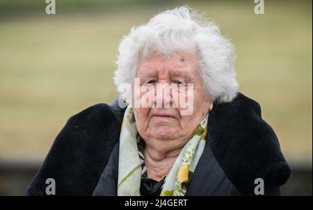 Bergen, Deutschland. 15. April 2022. Anastasia Gulej aus Kiew besucht das KZ-Denkmal Berge-Belsen. Der Überlebende der Lager Auschwitz, Buchenwald und Bergen-Belsen musste vor dem Krieg im hohen Alter aus der Ukraine nach Deutschland fliehen. Quelle: Julian Stratenschulte/dpa/Alamy Live News Stockfoto