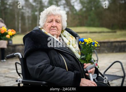 Bergen, Deutschland. 15. April 2022. Anastasia Gulej aus Kiew besucht das KZ-Denkmal Berge-Belsen. Der Überlebende der Lager Auschwitz, Buchenwald und Bergen-Belsen musste vor dem Krieg im hohen Alter aus der Ukraine nach Deutschland fliehen. Quelle: Julian Stratenschulte/dpa/Alamy Live News Stockfoto