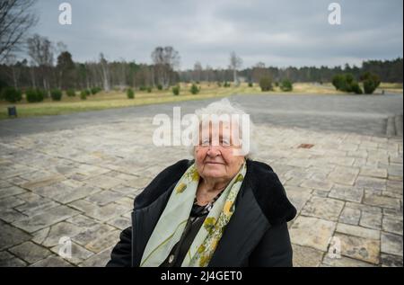 Bergen, Deutschland. 15. April 2022. Anastasia Gulej aus Kiew besucht das KZ-Denkmal Berge-Belsen. Der Überlebende der Lager Auschwitz, Buchenwald und Bergen-Belsen musste vor dem Krieg in fortgeschrittenem Alter aus der Ukraine nach Deutschland fliehen. Quelle: Julian Stratenschulte/dpa/Alamy Live News Stockfoto