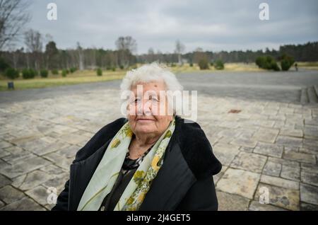Bergen, Deutschland. 15. April 2022. Anastasia Gulej aus Kiew besucht das KZ-Denkmal Berge-Belsen. Der Überlebende der Lager Auschwitz, Buchenwald und Bergen-Belsen musste vor dem Krieg im hohen Alter aus der Ukraine nach Deutschland fliehen. Quelle: Julian Stratenschulte/dpa/Alamy Live News Stockfoto