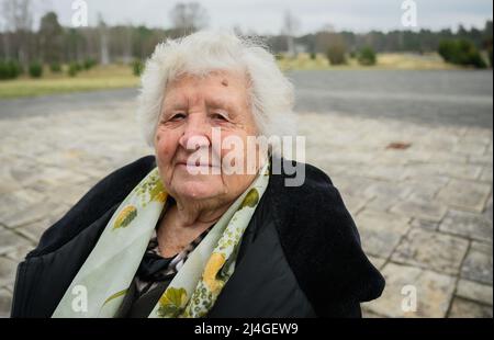 Bergen, Deutschland. 15. April 2022. Anastasia Gulej aus Kiew besucht das KZ-Denkmal Berge-Belsen. Der Überlebende der Lager Auschwitz, Buchenwald und Bergen-Belsen musste vor dem Krieg im hohen Alter aus der Ukraine nach Deutschland fliehen. Quelle: Julian Stratenschulte/dpa/Alamy Live News Stockfoto
