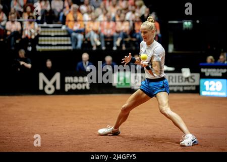 DEN Bosch - Aranxta Rus (Niederlande) im Einsatz gegen Nuria Parrizas (Spanien) im Einzelspiel der Qualifikationsrunde des Billie Jean King Cup. Die niederländischen Tennisspieler werden zwei Tage lang gegen Spanien spielen, in der Hoffnung, die Qualifikation zu erreichen. ANP SANDER KING Stockfoto