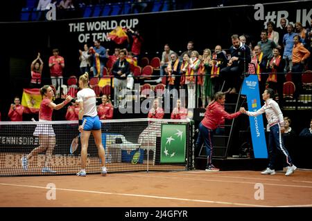 DEN Bosch - Nuria Parrizas (Spanien) im Einsatz gegen Aranxta Rus (Niederlande) im Einzelspiel der Qualifikationsrunde des Billie Jean King Cup. Die niederländischen Tennisspieler werden zwei Tage lang gegen Spanien spielen, in der Hoffnung, die Qualifikation zu erreichen. ANP SANDER KING Stockfoto